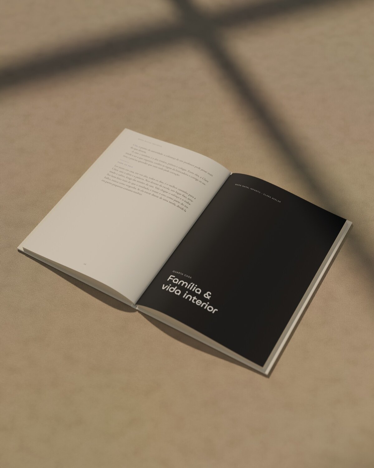 O livro aberto numa nota Para os pais, ao lado da abertura escura da área Família e vida interior
