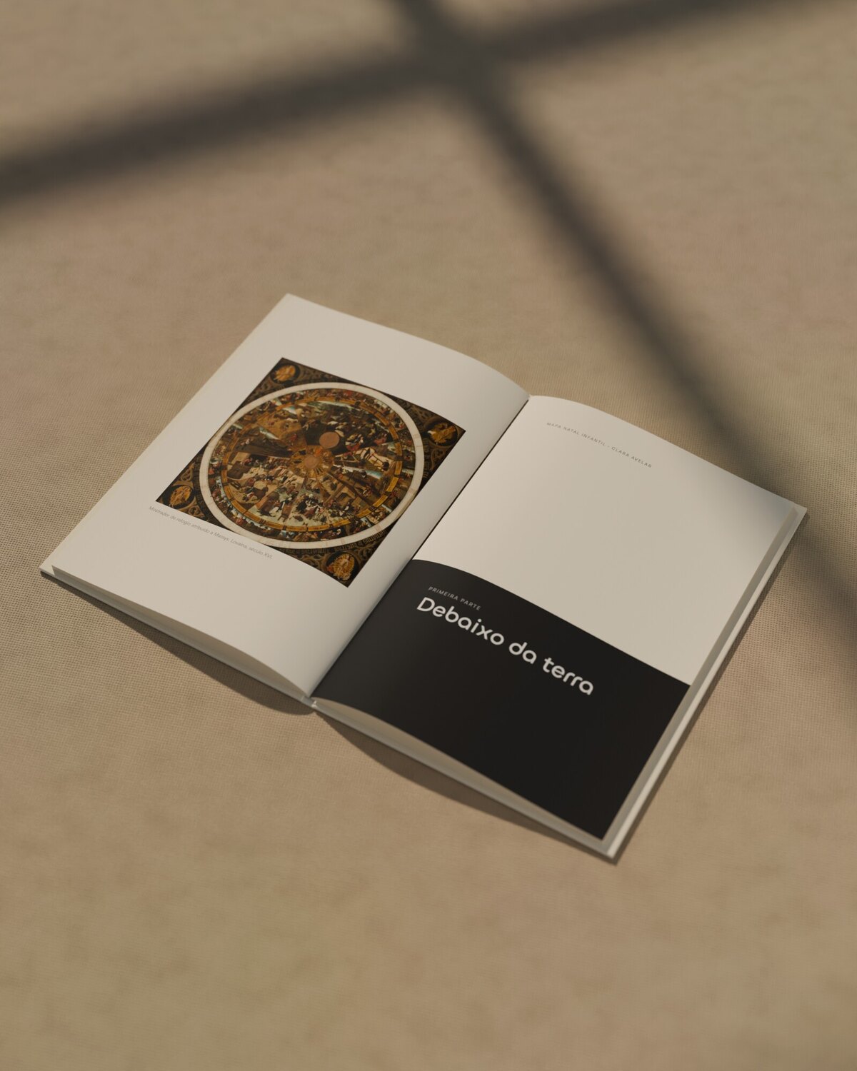O livro aberto na prancha do relógio de Massys, com os trabalhos dos meses, ao lado da abertura Debaixo da terra